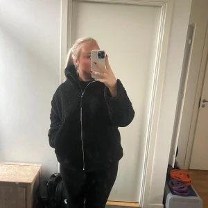 Teddy jacka - En svart efterfrågad teddy jacka från Newyorker som endast är använd en gång! Storlek 38/M