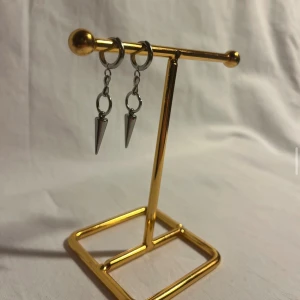 Örhängen  - Super fina örhängen! Finns endast i silver men kan göra linkande i guld Köp för 109kr/st Eller 199kr/paret. Modell 112.  Smyckes ställningen finns även att köpa för 299kr!