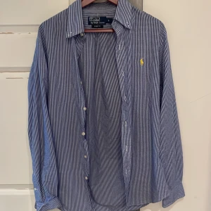 Ralph Lauren skjorta  - Jättefin Ralph lauren skjorta i jättefint skick, inte så använd.  Inga fläckar eller nått annat Storlek: S
