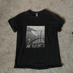 T-shirt med tryck - Säljer nu en fet t-shirt med bild på en man vid comosjön. Säljer pga att den ej passar. Inget fel på den skick 9/10. Skriv för fler frågor och bilder.
