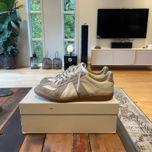 Maison Margiela Gats - Säljer nu dessa feta Maison Margiela GATS i storlek 44 då de inte riktigt kommer till användning. Rätt bra skick, skulle dock behöva en tvätt på mockan. Alla tillbehör finns kvar. Skriv privat för fler frågor! 