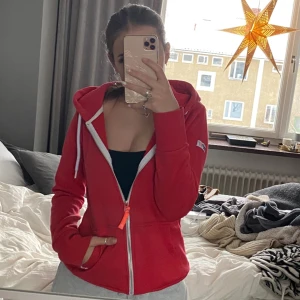 Röd zipup - Fin röd zipup med luva. Fint skick använd ngr få gånger. Strl S tror ja. Passar också xs. Skriv vid frågor🫶