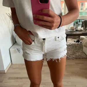 vita ralph lauren shorts - jättesnygga shorts från ralph lauren💕 köpte här på plick för ett tag sen och säljer då dom tyvärr inte sitter som ja tänkt (alla bilder är från förra säljaren). står att de är storlek 25 men dom är lite stora på mig som vanligtvis har 26-27 i jeans💕