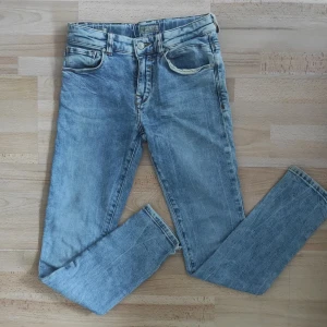 Blå jeans från LTB - Säljer ett par snygga blå jeans från LTB. Storlek 13 år motsvrande ca 160 cm. De har en klassisk femficksdesign och en cool tvättad look. De är i bra skick och knapot använda.
