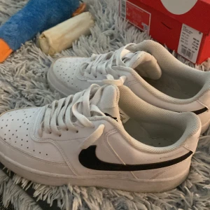 Airforces från Nike ord pris 1000kr - Nike air force vita svart Nike märke använt 3 gånger bra skick