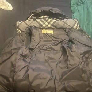 Burrbery väst - Tjena!!  Säljer denna burberry väst nu när jag inte behöver den eftersom jag köpt en ny vinterjacka Denna väst är äkta och köpte denna för 5000kr för 1.5 år sen Hör gärna av dig kan mötas i Göteborg!!