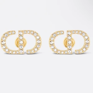 Dior örhängen  - säljer mina äkta dior örgongen + boxen då jag inte använder dem längre. inköpspris ca 4200kr, säljs för 1800. Pris går såklart att diskuteras💕 äkthetsbevis skickas privat