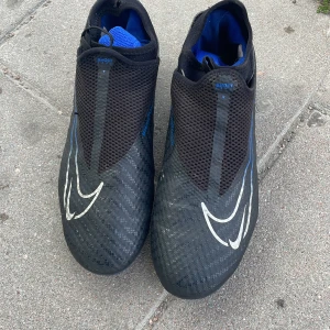 Fotbollsskor Nike phantom GX - Ny skick, använt den 3-4 gånger. Säljer för att det är för stor. 