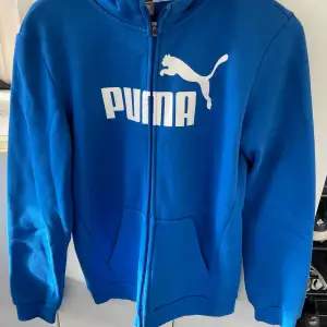 En Puma zip-hoodie i storlek 176.