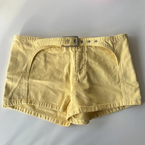 Gula jeansshorts - Så fina lågmidjade jeansshorts med prislappen kvar⭐️