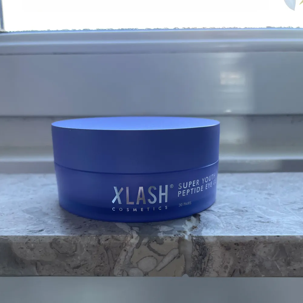 Säljer Super Youth Peptide Eye Gels från Xlash. Perfekt för att fräscha upp och återfukta huden runt ögonen. Perfekt för en lyxig hemmabehandling! Det har dock blivit använda ett par gånger, men utöver det i nytt skick. . Skönhet.