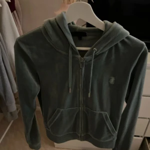 Juicy Couture Dress - Säljer då jag inte längre använder detta set.  Finns som små hål i tröjan, tagit bild på detta.  Båda plaggen i strl S