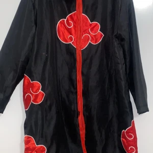 Svart och röd kappa med mönster - Säljer en cool svart kappa med röda molnliknande mönster. Den har långa ärmar och en unik design som verkligen sticker ut. Perfekt för cosplay eller bara för att se extra cool ut på stan! Naruto design anime costplay 