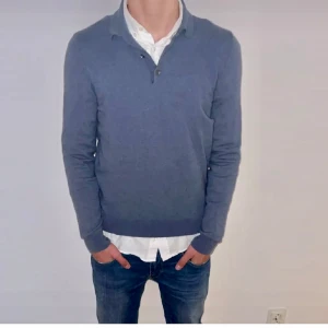 Massimo dutti tröja kasmirblend - Fet massimo dutti tröja i kashmire blend. Knapt använd och perfekt inför hösten. Skick: 9/10. Nypris ca 1100 kr. Mitt pris 549 kr. Modell 184 cm vikt 70 kg. Tveka inte att fråga😁