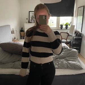 Stickad tröja - Jättefin stickad tröja med lite puffärm. Jätteskönt material, sticks ingenting❣️