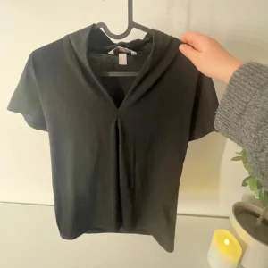 Blus/ topp - Svart topp/blus från hm i jätteskönt material och stretchig❣️ två sista bilderna är inte mina