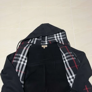 Burberry zip - Säljer denna, använd bara ett par gånger.