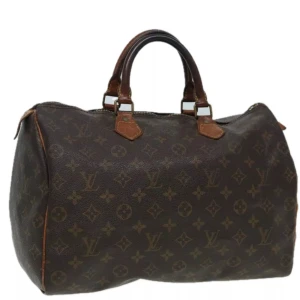 Louis Vuitton Speedy 35 - Louis Vuitton Speedy 35. Ett måste i väskkollektionen! Bra storlek för både vardagsbruk och resor. Perfekt att använda som skol-/arbetsväska. Speedy ger en touch av lyx och stil till varje outfit. Tillverkad i den ikoniska monogramduken.