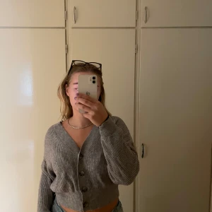 Grå kofta  - Mysig kofta 