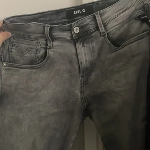 Gråa Replay jeans  - Denna annons är till för en specifik köpare