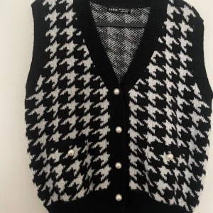 Elegant stickad sett - Väldigt fina detaljer bla pärlor. Aldrig använt. Perfekt nu för höst/vinter