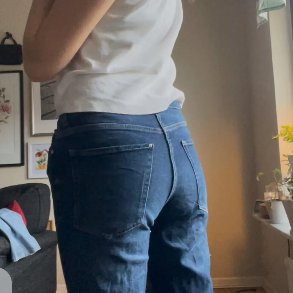 Säljer ett par snygga mörkblå jeans i klassisk stil. De har en normal passform och är midwaist, vilket gör dem superbekväma för vardagsbruk. Perfekta för både höst och vår! bootcut. Farkut & Housut.