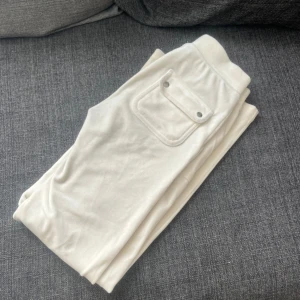 Vita Juicy Couture Byxor  - Vita äkta JC’s i storlek xxs, säljes då de ej används, bra skick !