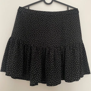 Jätte fin kort prickigt kjol med volang  - Jätte gullig kjol med volanger, aldrig använt