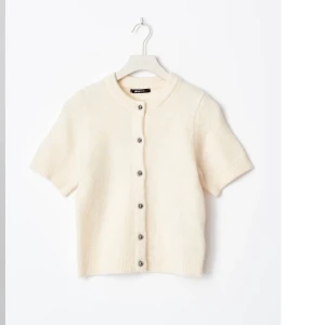 Stickad tishirt  - Säljer en jätte fin stickad tishirt från Gina Tricot. Den är använd en gång. Storlek S💕