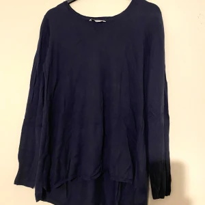 Tröja mörkblå - Mörkblå långärmad tröja från ellos storlek 34/36. I gott skick med en insydd detalj i ryggen