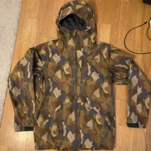 Patagonia Skidjacka M - Skidjacka från Patagonia, använd men i bra skick.  Storlek M. Utrustad med Recco, snölås, vattenavvisande material, stora fickor. Perfekt skidjacka men funkar året om som friluftsjacka också! Finns i Uppsala eller fraktas!