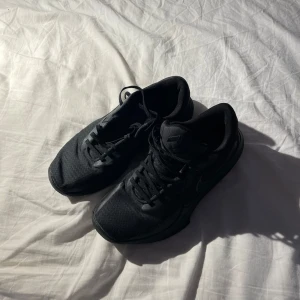 Nike precision 6 basketskor - Svart basketsko i bra skick, stl 42 något liten i storleken enligt Nikes hemsida.