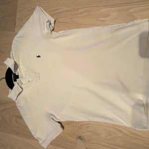 Ralph lauren pike - Ralph lauren pike, storlek XL(18-20).  Dock är storleken helt of, för liten för mig som är 185cm 73kg. Skulle säga att den är perfekt för den som är 175-180. Dock är den lite missfärgad på vänstra sidan vid magen och därför säljer jag så billigt.
