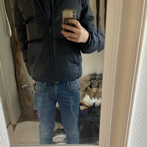 TH pufferjacket - En snygg pufferjacket från TH i riktigt bra skick! Endast ett pytte litet hål på ena armbågen. Säljer pga att den blivit för liten. Pris kan sänkas vid snabb affär. Nypris 2200kr, Tveka inte att kontakta mig vid frågor!  Mvh/ Manne🙌