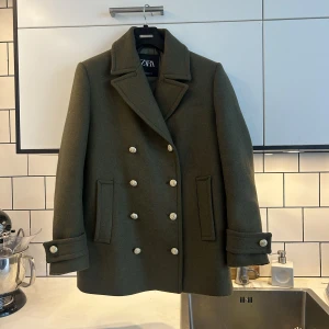 Kappa - Säljer denna snygga zara kappan som är endast använd 2 gånger från förra säsongen i ull som även funkar på vintern! Har den i storlek M trots att jag brukar ha XS-S