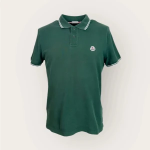 Moncler polo - En Moncler piké i storlek M passar S, 8/10 skick och pris kan diskuteras 