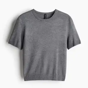 Köpt från H&M. Trendig men oxå stilren basic tröja. 