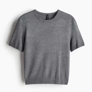 Finstickad T-Shirt  - Köpt från H&M. Trendig men oxå stilren basic tröja. 