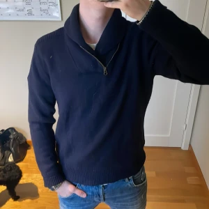Ralph Lauren tröja - Riktigt schysst stickad Ralph lauren tröja med unika stickningar som är varm och skön inför vintern. Skick 9/10  Storlek S men passar S-M Pris ej hugget i sten
