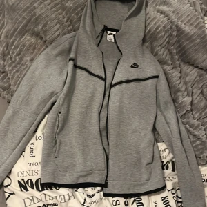 Grå hoodie från Nike - Säljer denna jätte fina nike tech. knappt använd inga fläckar jätte bekväm ny tvättat. Storlek M🌸