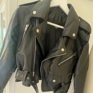 Skinnjacka - Köpt på Bikbok för 600, nyskick💕 