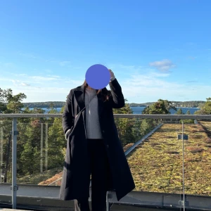 & other stories kappa - Säljer denna fina kappa från & other stories. Nypris 2899kr säljes för 800kr pris kan diskuteras