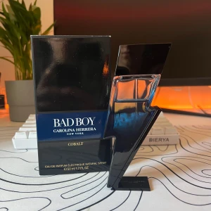 Carolina Herrera Bad Boy Cobalt - Säljer nu min CH Bad Boy Cobalt då den inte kommer till användning. Riktigt fräsch, fruktig doft perfekt för skolan, hösten och våren. Ca 40ml kvar. Nypris: 700kr. Mitt pris: 400kr