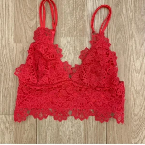 Topp - Säljer en röd spets topp från bikbok eftersom den inte kommer till användning💗 Passar perfekt till fest💗
