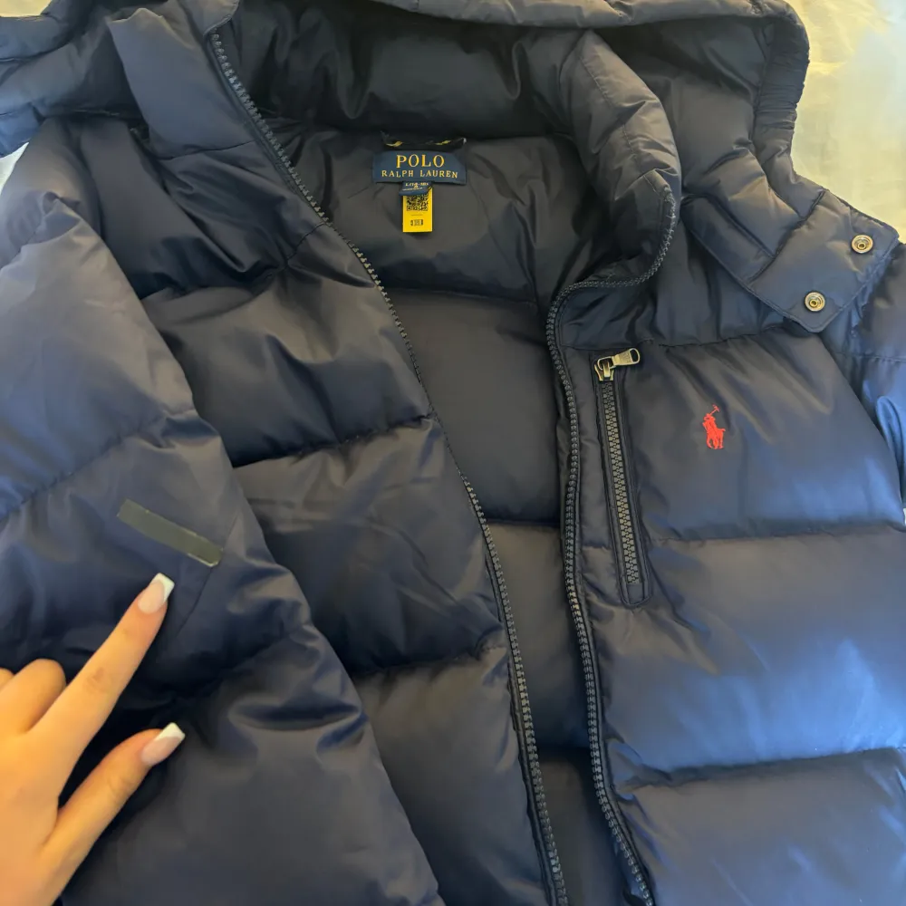 Säljer en  ralph lauren jackan, storleken är L (14-16 år) men skulle säga att den passar från storlek xs - m beronde på hur man vill att den ska sitter. Jag köpte jackan för runt 3,500. Sista bilden ser ni en liten skada,kontakta mig vid frågor.. Jackor.