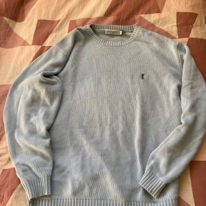 Stickad ysl tröja  - Tröjan är L men sitter mer som en XL, annars så är den i bra skick och knappt använd då den är lite för stor för mig som är 186. Tveka inte på att höra av er! Priset är inte hugget i sten.