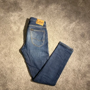 Lee Slimfit Jeans - Hej, säljer ett par Lee slimfit "Luke" jeans i stoleken W29L32. De är i bra använt skick och har mycket kvar att ge! Nypris var runt 900kr, säljer de för 149kr. Har du några frågor är det bara att höra av dig! Mvh