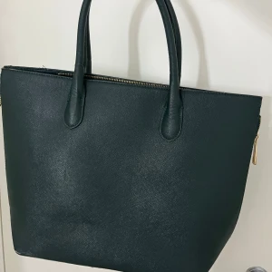 väska - Fin stor grön handväska. Passar bra till skolan. Även bra storlek till att sova borta 1 natt! Använt mycket. Fin grön färg framkommer inte riktigt i bilden…