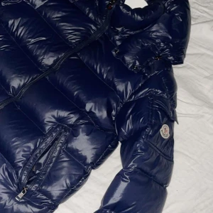 Moncler Maya Äkta - Moncler maya Äkta Köpte i butik typ ett år sen för 16 lax och använde den  ungefär en månad förra vintern Den e i perfekt skick med nfc tag och inga skador (kan sänka pris!)