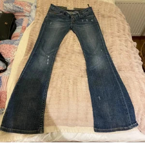 Lågmidjade jeans - Supper snygga men tyvärr för långa för mig
